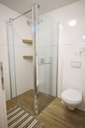 Dusche, Haartrockner, Handtücher, Seife
