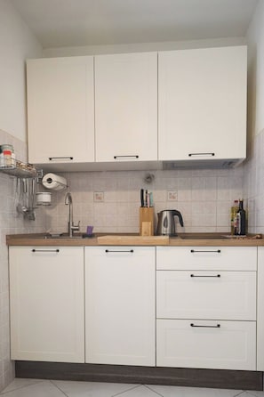 Køleskab, mikrobølgeovn, elkedel, blender