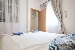 1 soveværelse, pengeskab på værelset, skrivebord, strygejern/strygebræt