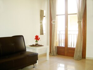 Egyptian cotton sheets, premium bedding, down duvets, memory-foam beds - Mat Old Town Apartments (Rethymno)