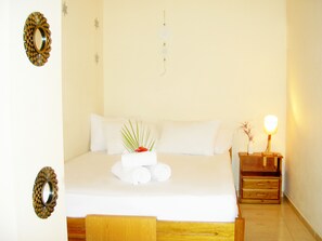 Egyptian cotton sheets, premium bedding, down duvets, memory-foam beds - Mat Old Town Apartments (Rethymno)