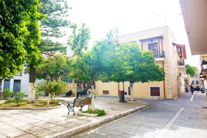 A quiet street with a bench, trees, and buildings. - Mat Old Town Apartments (Rethymno)