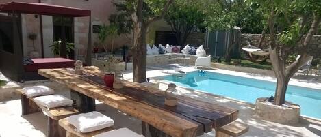 تناول الطعام بالخارج