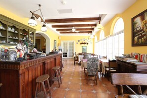 Daily continental breakfast (TWD 250 per person)