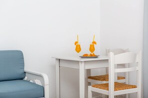 Classic Studio | In-room safe, laptop workspace, blackout curtains, iron/ironing board - Golden Bay (Naxos)