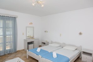 Classic Studio | In-room safe, laptop workspace, blackout curtains, iron/ironing board - Golden Bay (Naxos)