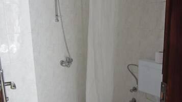 Ducha, secador de pelo, zapatillas y toallas