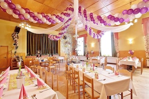 A banquet hall with multiple round tables, each set with white tablecloths, pink napkins, and silverware. - 25 Twin Rooms - Country Hotel (Elsterheide)