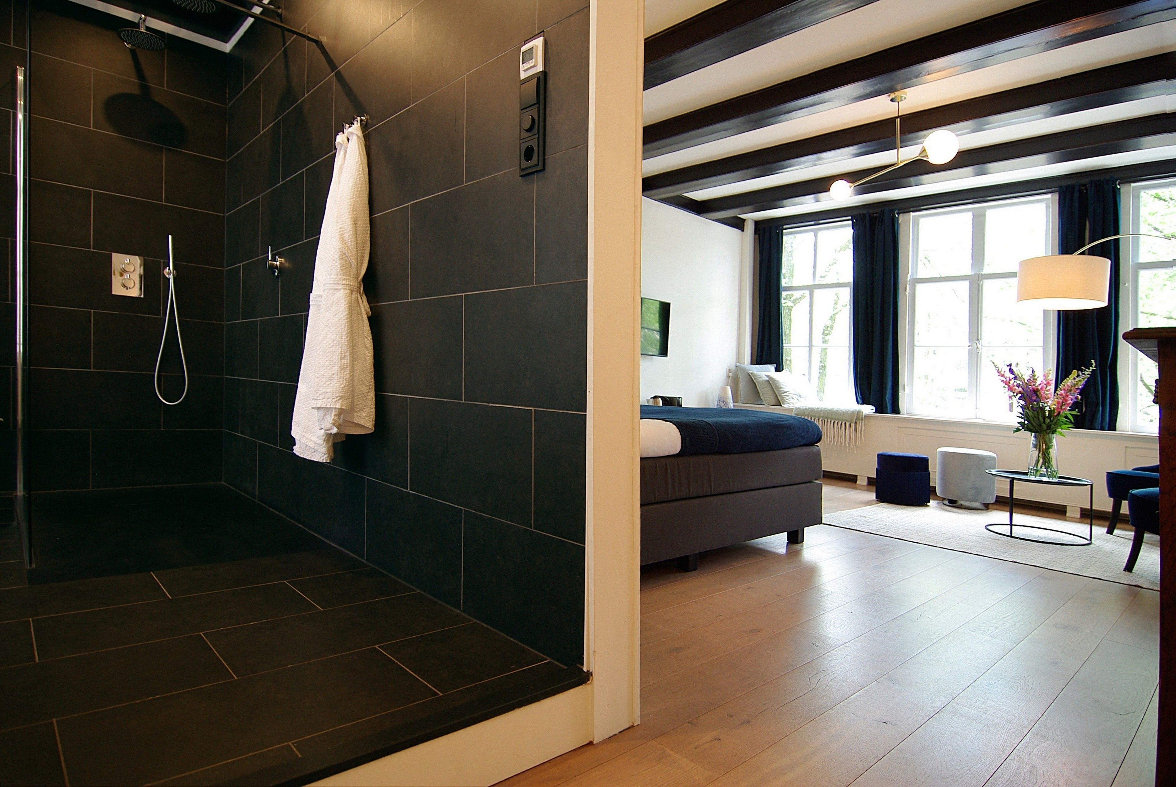 Exclusieve suite (Rembrandt) | Badkamer | Een douche, een regendouche, gratis toiletartikelen, een haardroger