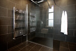 Suite Exclusive (Rembrandt) | Salle de bain | Douche, douche à « effet pluie  », articles de toilette gratuits