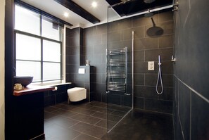 Exclusive Suite (Rembrandt) | Bathroom | Shower, rainfall showerhead, free toiletries, hair dryer - 1637 Historic Canal View Suites (Amsterdam)