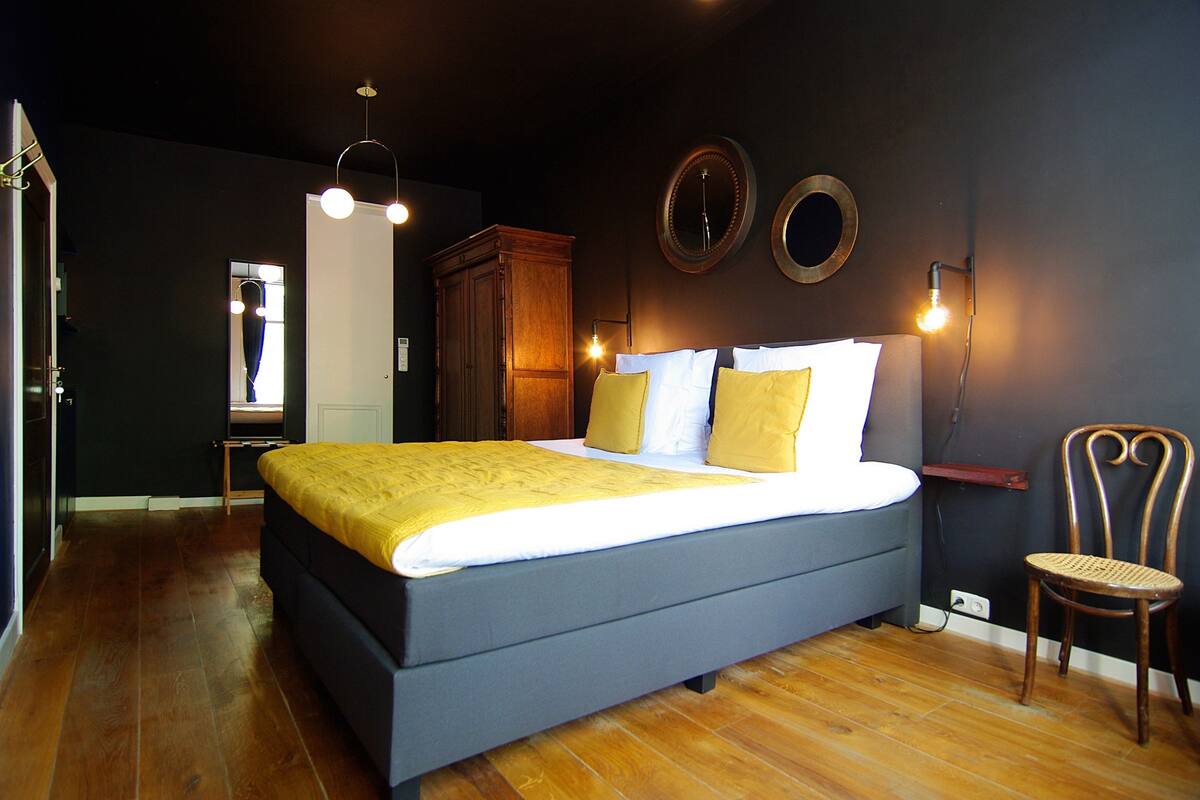 Luxury Suite (Vermeer) | Egyptian cotton sheets, premium bedding, minibar, blackout drapes