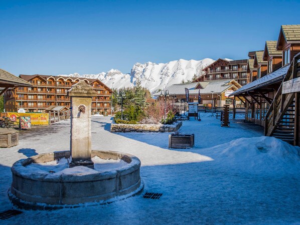 Property grounds - Cozy Chalet for 7 with Mountain View, Near Ski Resort, Pool & Sauna Access (La Joue du Loup)