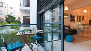 A modern apartment with a balcony, a dining area, and a living room. - MAMAD Trendy Apt & Balcony on Sheinkin Street by FeelHome (Tel Aviv - Jaffa)