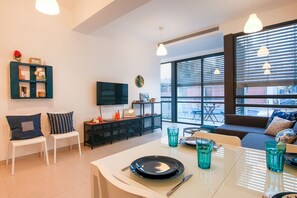 TV - MAMAD Trendy Apt & Balcony on Sheinkin Street by FeelHome (Tel Aviv - Jaffa)