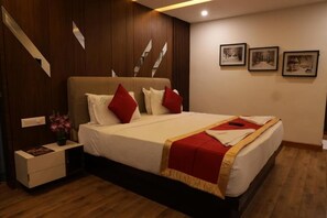 Brankas, meja kerja, dan ruang kerja ramah laptop