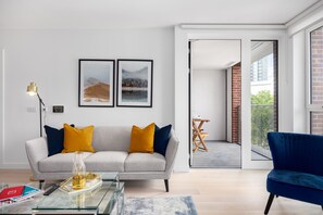 Deluxe Apartment, 2 Bedrooms | Living room - Two Bedroom Serviced Apartment with Balcony in Weymouth Building, Deacon Street (London)