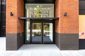 Property entrance - Two Bedroom Serviced Apartment with Balcony in Weymouth Building, Deacon Street (London)