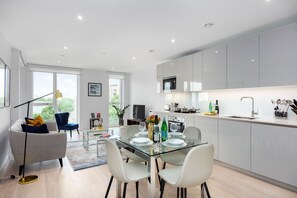 Appartamento Deluxe, 2 camere da letto | Pasti in camera