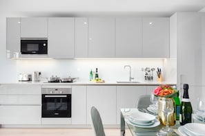 Private kitchenette - Two Bedroom Serviced Apartment with Balcony in Weymouth Building, Deacon Street (London)