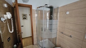 Dusche, Haartrockner, Bidet, Handtücher