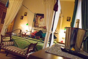 1 Schlafzimmer, Zimmersafe, Schreibtisch, Bügeleisen/Bügelbrett