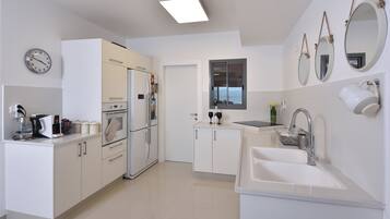 Een koelkast, een microgolfoven, een oven, een kookplaat