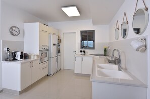 Een koelkast, een microgolfoven, een oven, een kookplaat