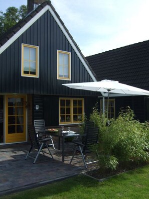 Outdoor dining - Cozy vacation home in Oudesluis. On the canal and boat with electric outboard motor. (Oudeslius)