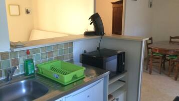 Réfrigérateur, micro-ondes, four, cafetiÚre/bouilloire