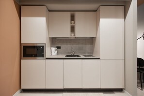 Réfrigérateur, micro-ondes, plaque de cuisson, lave-vaisselle
