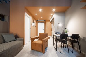TV - GuestHost - This renovated apartment can host up to 4 people and is located inside an historic building in the Quadrilatero Romano area. The structure is located in the heart of the city and it is therefore possible to reach all the main points of inte (Torino)