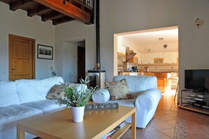 Een televisie, een dvd-speler, boeken en een muziekbibliotheek