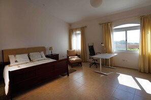 3 dormitoris, escriptori i planxa i posts de planxar 