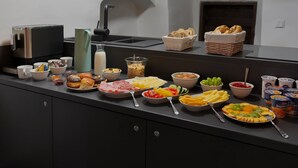 Un bufé de desayuno con diversos alimentos y bebidas.
