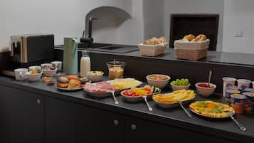 Desayuno buffet (EUR 13 por persona)