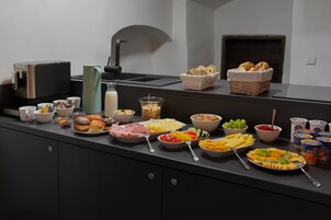 每日供应自助式早餐（每人 EUR 13）