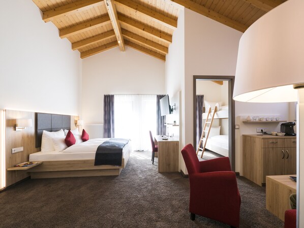 Suite Junior, 2 chambres | Coffres-forts dans les chambres, bureau