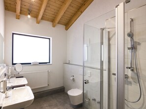 Suite junior, 2 habitaciones | Baño | Amenidades de baño gratuitas, secadora de cabello, toallas, jabón