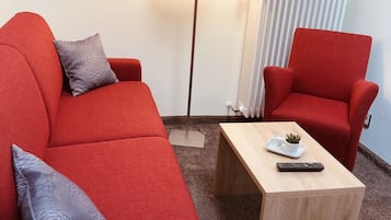 Suite junior, 2 habitaciones | Área de sala de estar | Televisión de pantalla plana