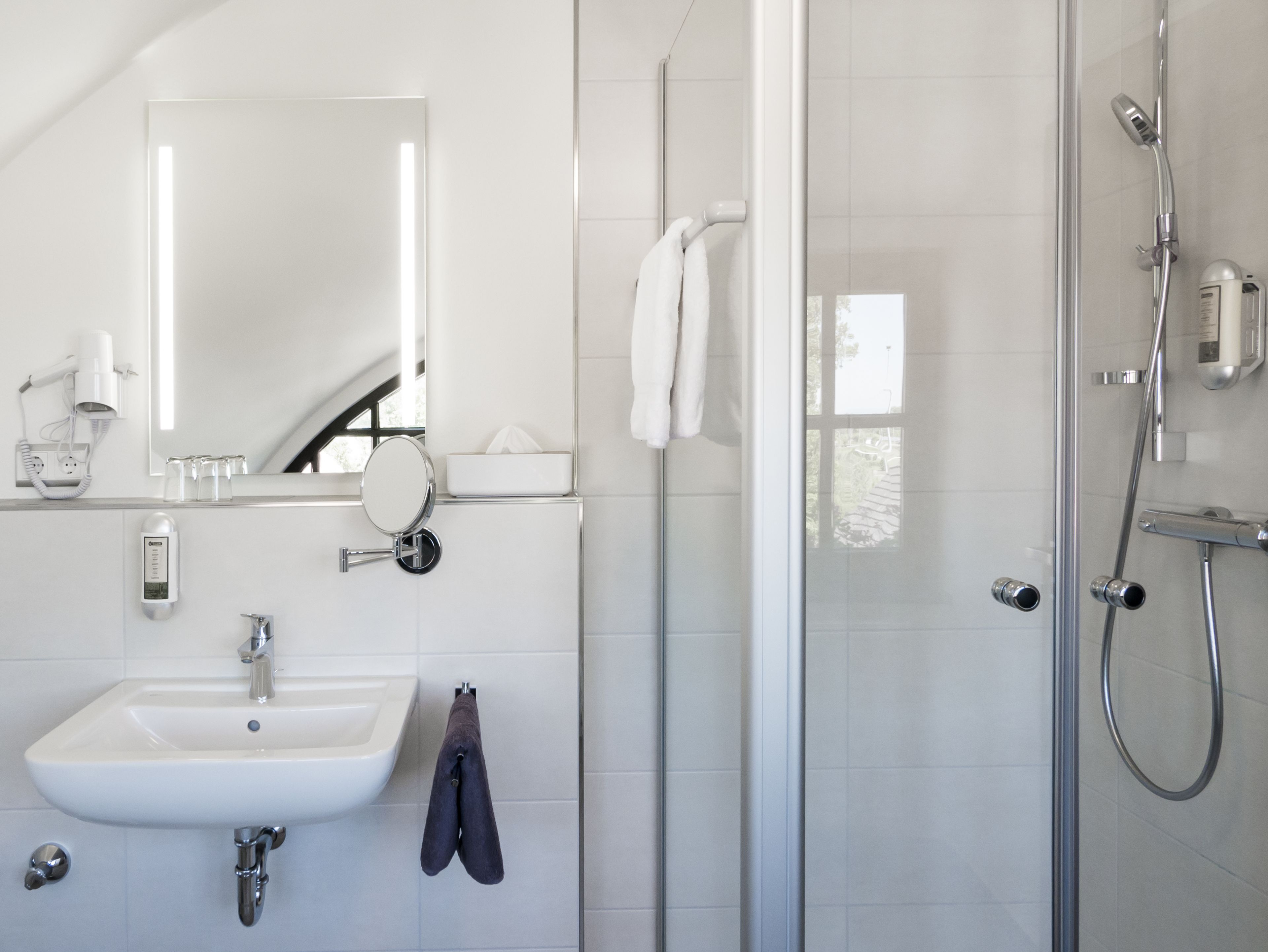 standard double room | bathroom | free toiletries, hair dryer, towels, soap