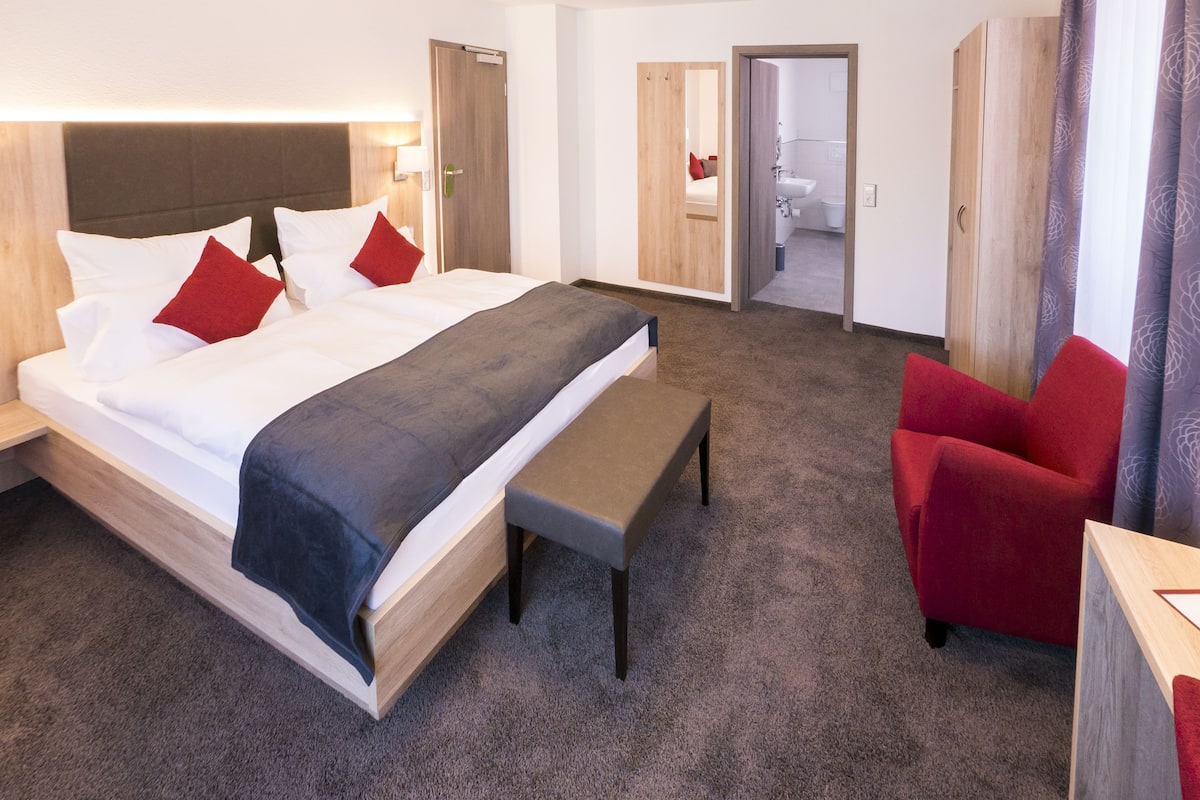 Comfort-Doppelzimmer | Zimmersafe, Schreibtisch, laptopgeeigneter Arbeitsplatz