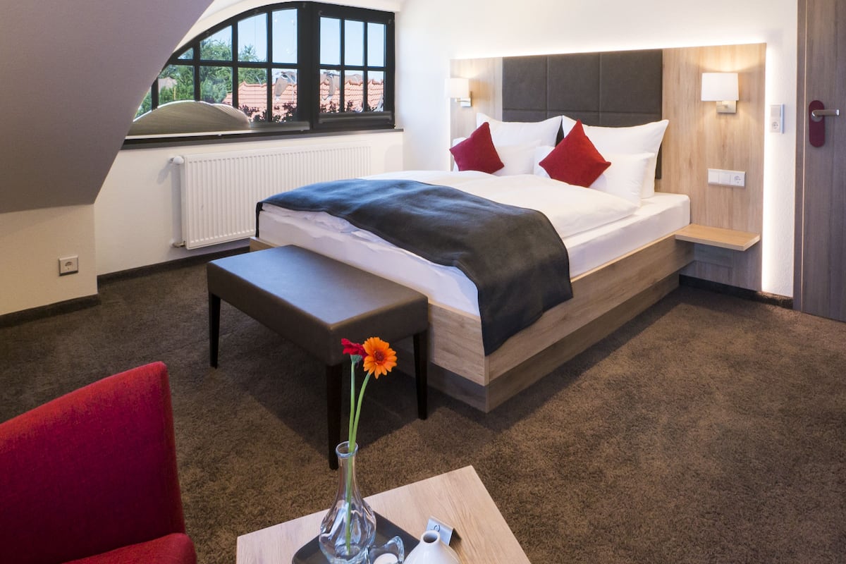 Comfort tweepersoonskamer, balkon | Een kluis op de kamer, een bureau, een laptopwerkplek