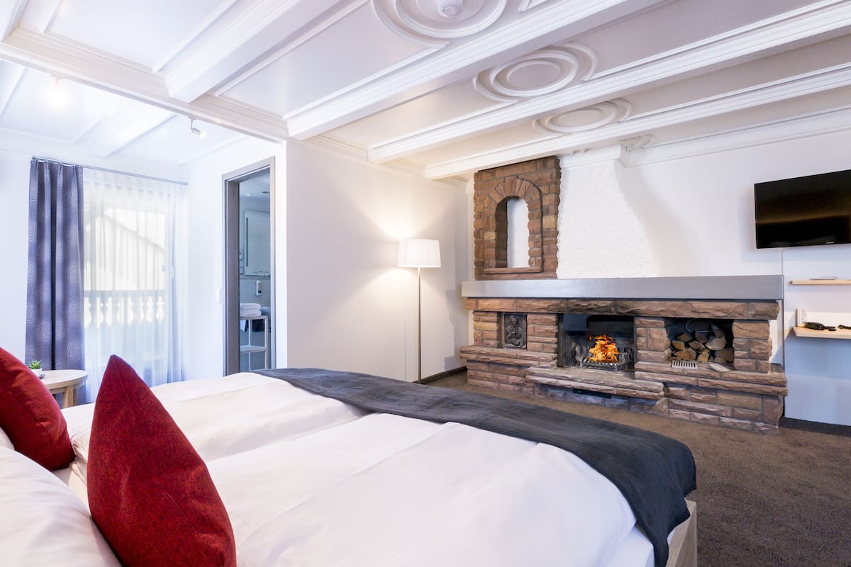 Superior suite | Een kluis op de kamer, een bureau, een laptopwerkplek
