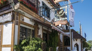 Un bâtiment européen traditionnel, sur lequel on peut lire l’inscription « Zum Schiff Restaurant » et « Sauerbraten ».