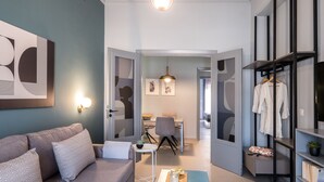Moderni olohuone, jossa on sohva, sohvapöytä ja kirjahylly.
