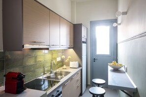 Kühlschrank, Ofen, Wasserkocher mit Kaffee-/Teezubehör, Wasserkocher