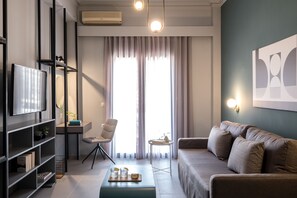 Smart TV, Netflix, books, streaming services