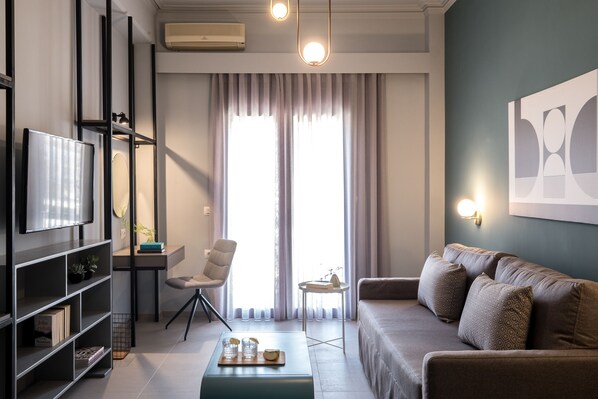 Smart TV, Netflix, books, streaming services