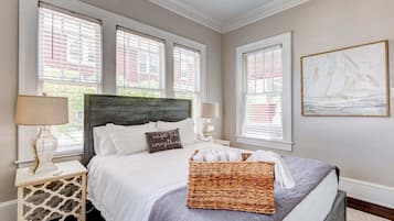 4 bedrooms, desk, iron/ironing board, WiFi